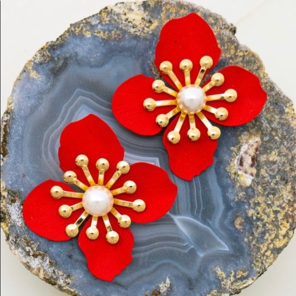 Red flower petal earrings detailed with a gold center - Picture 3 of 4